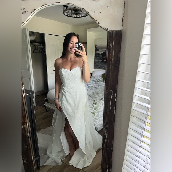 Wedding dress - Picture 1 of 10